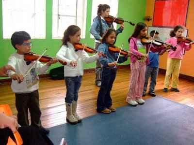 niños tocando instrumentos