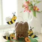 Una graciosa colmena de abejas con material reciclado