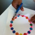 Aprendemos las formas geométricas y a recortar con tijeras con gomets de colores