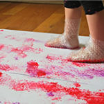 Pintamos con nuestros pies envueltos en papel de burbujas