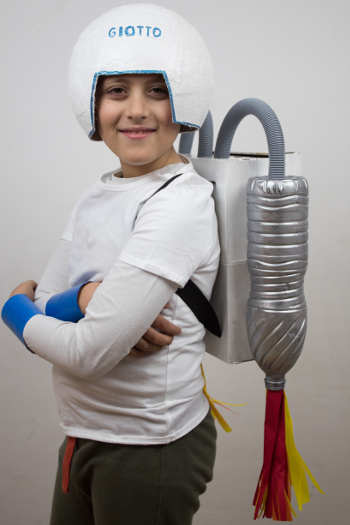 Un disfraz de astronauta hecho con material reciclado Actividades infantil