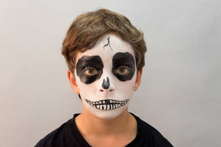  Un divertido maquillaje de esqueleto para Halloween