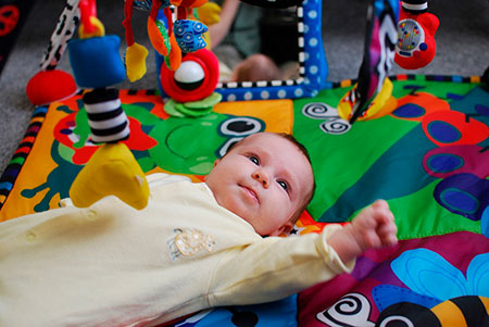 Cómo enseñarle al bebé a buscar objetos, Estimulación bebés