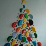 Un original árbol de Navidad hecho con papel de colores