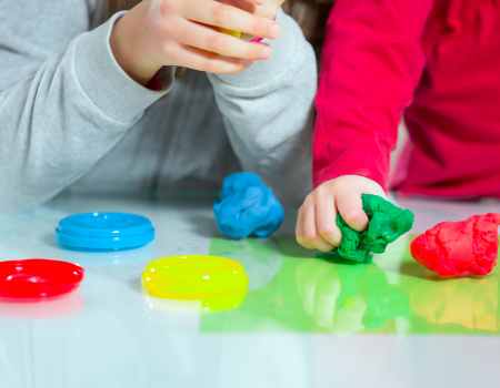 Por qué jugar con plastilina es importante para el desarrollo de los niños